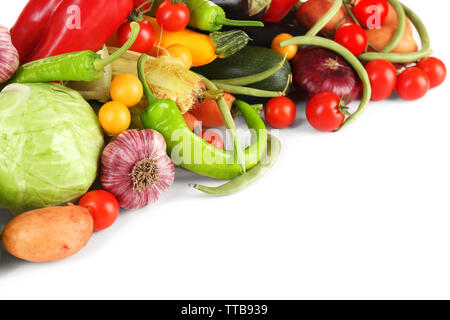 Haufen von frischem Gemüse isoliert auf weißem Stockfoto