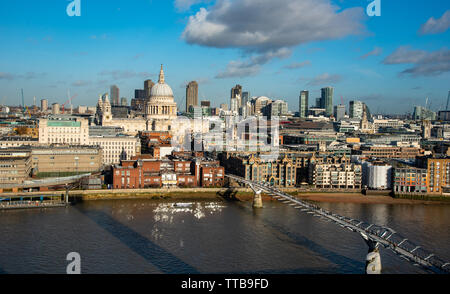 London, Großbritannien, 30. November 2018: Stadtbild der Stadt London mit Menschen zu Fuß an der berühmten Millennium Bridge und Blick auf die St. Paul Stockfoto