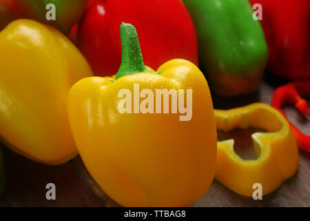 Gruppe von bunten Paprika, Nahaufnahme Stockfoto