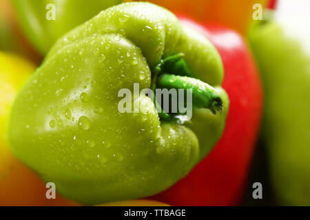Gruppe von nassen bunte Paprika, Nahaufnahme Stockfoto