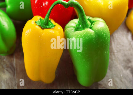 Gruppe von nassen bunte Paprika, Nahaufnahme Stockfoto