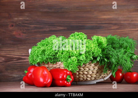 Frisches Gemüse und Grüns auf Holz- Hintergrund Stockfoto