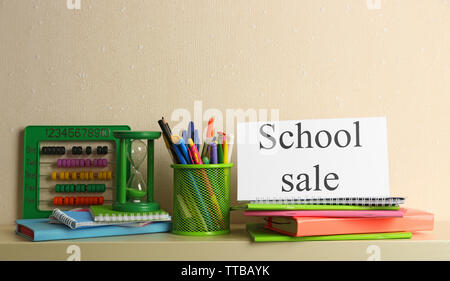 Schulmaterial für Verkauf, auf hellen Wand Hintergrund Stockfoto