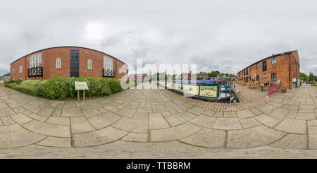 360 Grad Panorama Ansicht von Schmale Boote an der Union Wharf Marina (Endstation des Grand Union Canal zu Foxton locks) mit seinen renovierten Backsteingebäude canal Lagerhäuser.