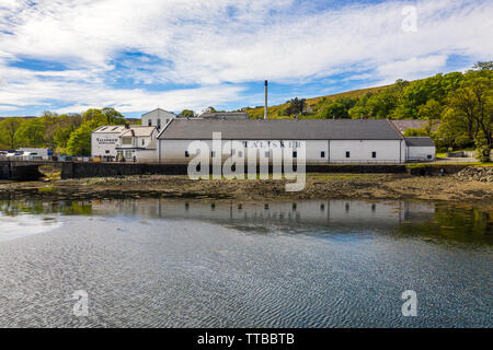 Luftaufnahme der Talisker Distillery, Single Malt Scotch Whisky Distillery, an der Westküste von Skye am Ufer des Loch Harport im Carbost auf Stockfoto