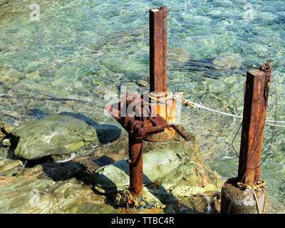 Rostige Reste eines Dock und Seilwinde, Strand Agia Pelagia, Kreta, Griechenland. Stockfoto