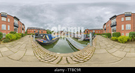 360 Grad Panorama Ansicht von Schmale Boote an der Union Wharf Marina (Endstation des Grand Union Canal zu Foxton locks) mit seinen renovierten Backsteingebäude canal Lagerhäuser.