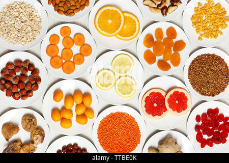 Satz von Orange Produkten auf Holztisch, Nahaufnahme Stockfoto