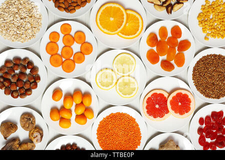 Satz von Orange Produkten auf Holztisch, Nahaufnahme Stockfoto