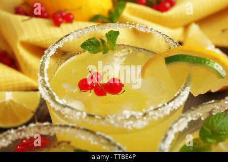 Gläser Zitronensaft mit rote Johannisbeeren auf Holztisch, Nahaufnahme Stockfoto