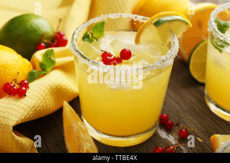 Glas Zitronensaft mit rote Johannisbeeren auf Holztisch, Nahaufnahme Stockfoto