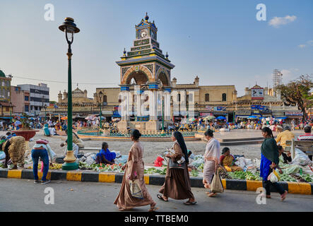 Clock Tower vor Devaraja Obst- und Gemüsemarkt, Mysore, Karnataka, Indien Stockfoto