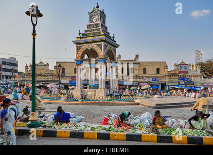 Clock Tower vor Devaraja Obst- und Gemüsemarkt, Mysore, Karnataka, Indien Stockfoto