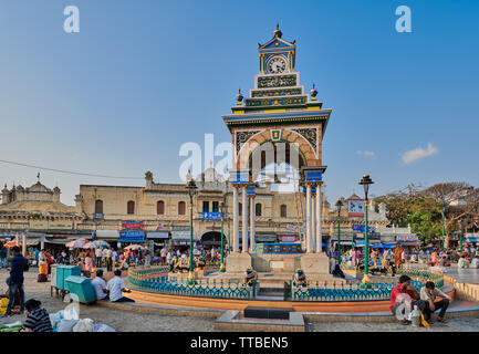 Clock Tower vor Devaraja Obst- und Gemüsemarkt, Mysore, Karnataka, Indien Stockfoto