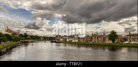 Panoramablick vom Fluss der Stadt Inverness in Schottland Stockfoto
