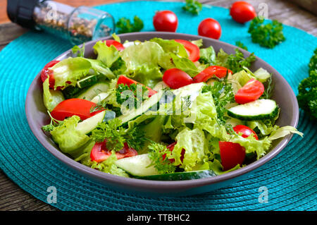 Schmackhafte vitamin Ernährung Salat mit frischen Gurken, Tomaten, Grüns. Salat aus biologischem Gemüse. Stockfoto