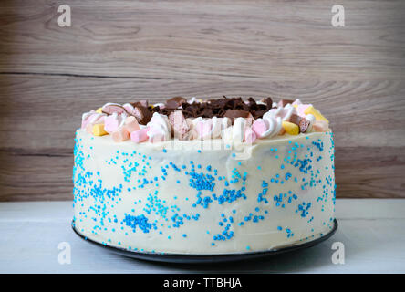 Große festliche Kuchen mit Chocolate Chips, Marshmallows dekoriert. Kopieren Sie Raum für Inschriften. Stockfoto