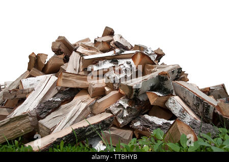 Große Stapel von Birkenholz auf weißem Hintergrund Seitenansicht Stockfoto