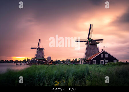Windig und bewölkt, Sonnenuntergang in Zaanse Schans, Zaandam, Amsterdam, Holland Stockfoto
