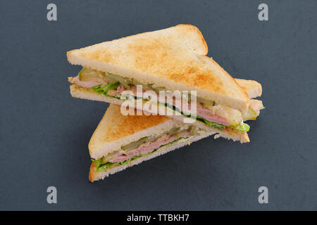 Club Sandwich mit Frischkäse, Schinken, Gurken und Sauce bbq Stockfoto