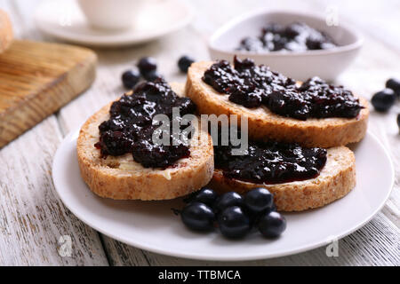 Frischen Toast mit Butter und Marmelade auf Tabelle schließen Stockfoto