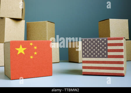 Handel Krieg für die Balance zwischen den USA und China. Kartons. Stockfoto