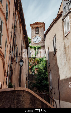 Kleine Gasse mit einem Glockenturm in der Altstadt von Cannes, Frankreich Stockfoto