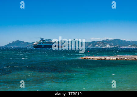 Schiff in der Bucht von Cannes, Frankreich Stockfoto