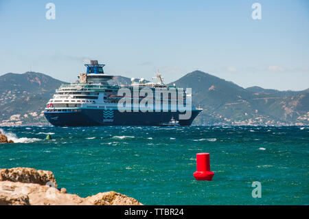 Schiff in der Bucht von Cannes, Frankreich Stockfoto