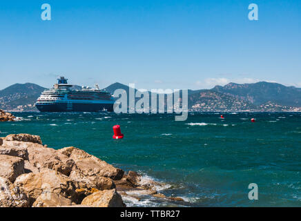 Schiff in der Bucht von Cannes, Frankreich Stockfoto