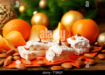 Süße Nougat mit Orangen und Weihnachten Dekoration auf dem Tisch Nahaufnahme Stockfoto