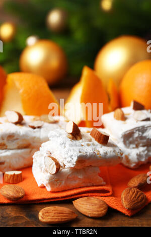 Süße Nougat mit Orangen und Weihnachten Dekoration auf dem Tisch Nahaufnahme Stockfoto