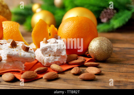 Süße Nougat mit Orangen und Weihnachten Dekoration auf dem Tisch Nahaufnahme Stockfoto