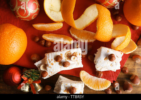 Süße Nougat mit Orangen und Weihnachten Dekoration auf dem Tisch Nahaufnahme Stockfoto