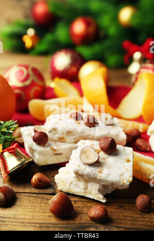 Süße Nougat mit Orangen und Weihnachten Dekoration auf dem Tisch Nahaufnahme Stockfoto