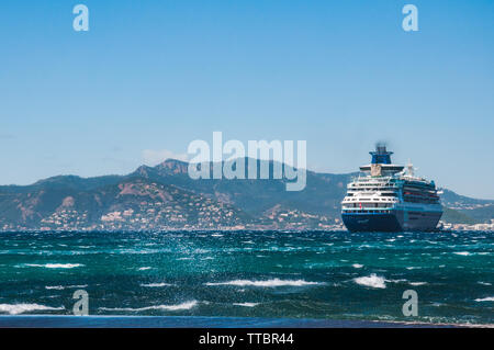 Schiff in der Bucht von Cannes, Frankreich Stockfoto