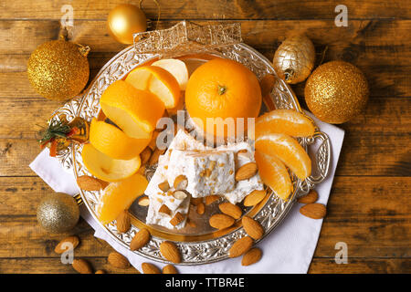 Süße Nougat mit Orangen und Weihnachten Dekoration auf dem Tisch Nahaufnahme Stockfoto