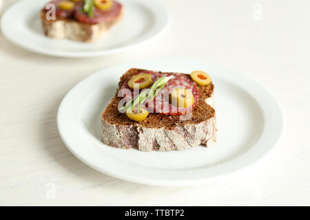 Leckere Sandwiches auf Platten, in der Nähe Stockfoto