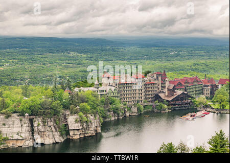 Ein Blick auf Mohonk Mountain House aus dem skytop Tower. Stockfoto