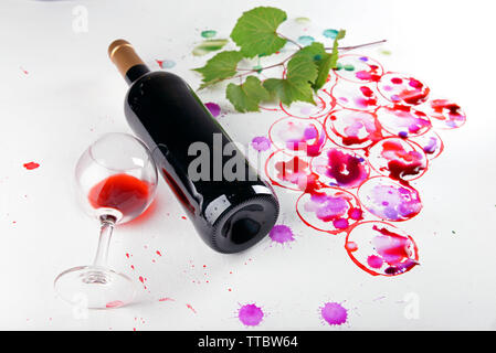 Trauben mit Wein Kork und Becher und eine Flasche Wein lackiert Stockfoto