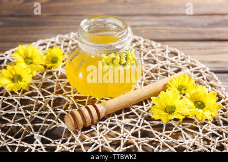 Honig und Blumen auf wicker mat Stockfoto