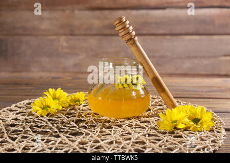 Honig und Blumen auf wicker mat Stockfoto