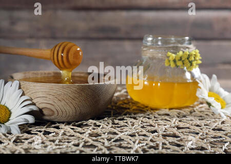 Honig und Blumen auf wicker mat Stockfoto