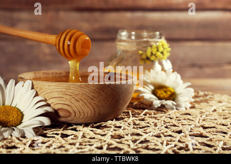 Honig und Blumen auf wicker mat Stockfoto