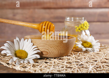Honig und Blumen auf wicker mat Stockfoto