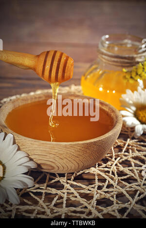 Honig und Blumen auf wicker mat Stockfoto