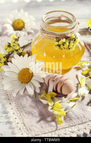 Honig und Blumen auf Serviette closeup Stockfoto