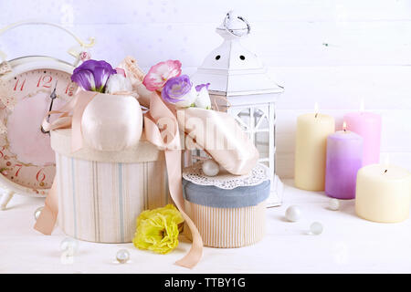 Schönen Komposition von Ballett Schuhe, Kerzen, Blumen und Schatullen, in der Nähe Stockfoto