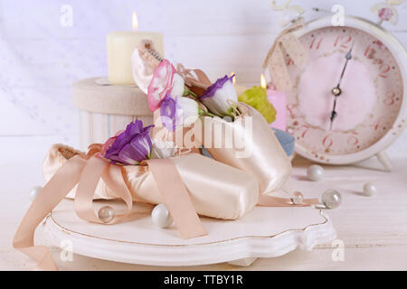 Schönen Komposition von Ballett Schuhe, Kerzen, Blumen und Schatullen, in der Nähe Stockfoto