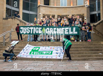 Glasgow, Schottland, Großbritannien. 14. Juni 2019 in Glasgow eine vigil für die Opfer der Grenfell Turm Feuer, das im Juni 2017 in London passiert ist. Stockfoto